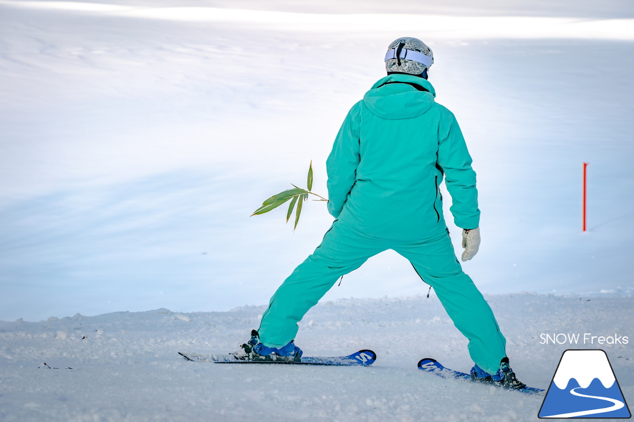 井山敬介さんと秋元日菜子さんのコンビは今年も健在！さらに、サプライズゲストも登場？！憧れのスキーヤーと一緒に雪と戯れ、『いちえ』の美味しいランチをいただく…。夢のようなイベント。めもるホールディングス presents プロスキーヤー・井山敬介さんと行く｜ダイナスティスキーリゾート